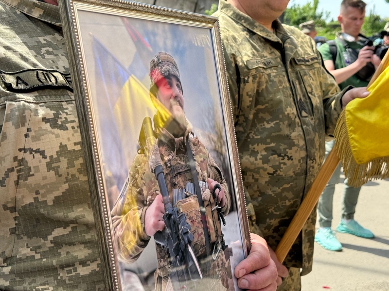 На похороні прозвучали улюблені пісні загиблого, люди прийшли у вишиванках: Тернопіль попрощався з молодим бойовим медиком (ФОТО, ВІДЕО)