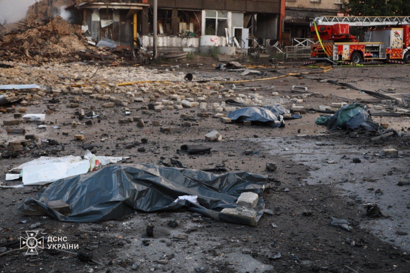 Нічна масована атака на Київ: троє загиблих, рятувальні роботи тривають (фото)