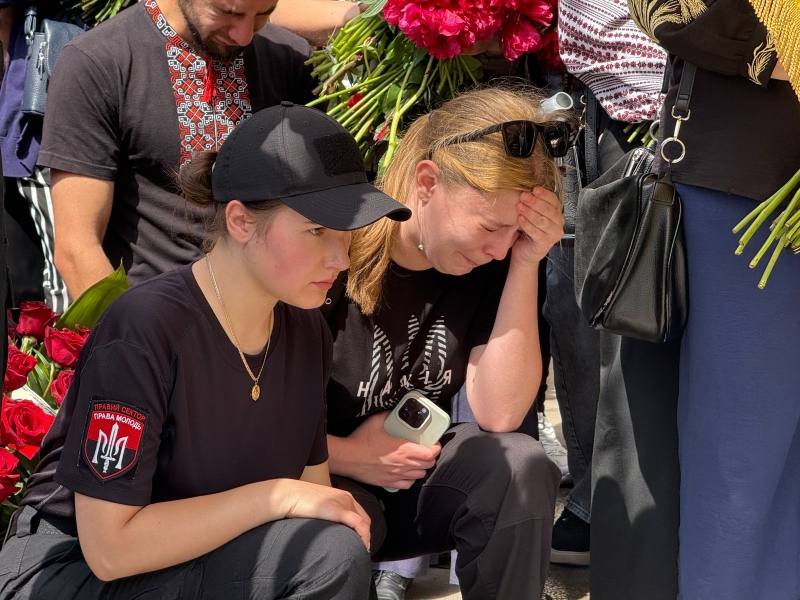 На похороні прозвучали улюблені пісні загиблого, люди прийшли у вишиванках: Тернопіль попрощався з молодим бойовим медиком (ФОТО, ВІДЕО)