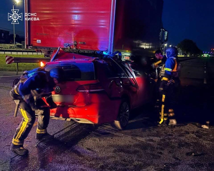 У Києві сталася моторошна ДТП: тіло водія довелося вирізати з салону