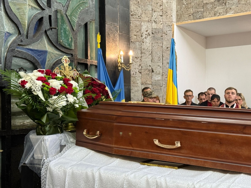 На похороні прозвучали улюблені пісні загиблого, люди прийшли у вишиванках: Тернопіль попрощався з молодим бойовим медиком (ФОТО, ВІДЕО)