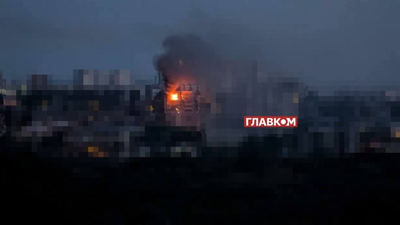 Росія атакує Київ ракетами та &laquo;шахедами&raquo;: горить будинок