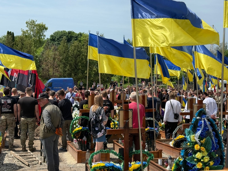 На похороні прозвучали улюблені пісні загиблого, люди прийшли у вишиванках: Тернопіль попрощався з молодим бойовим медиком (ФОТО, ВІДЕО)