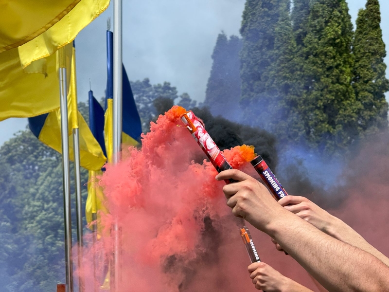 На похороні прозвучали улюблені пісні загиблого, люди прийшли у вишиванках: Тернопіль попрощався з молодим бойовим медиком (ФОТО, ВІДЕО)