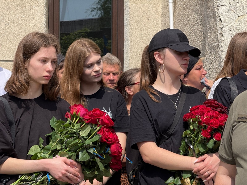 На похороні прозвучали улюблені пісні загиблого, люди прийшли у вишиванках: Тернопіль попрощався з молодим бойовим медиком (ФОТО, ВІДЕО)