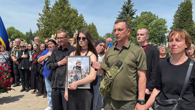 На похороні прозвучали улюблені пісні загиблого, люди прийшли у вишиванках: Тернопіль попрощався з молодим бойовим медиком (ФОТО, ВІДЕО)
