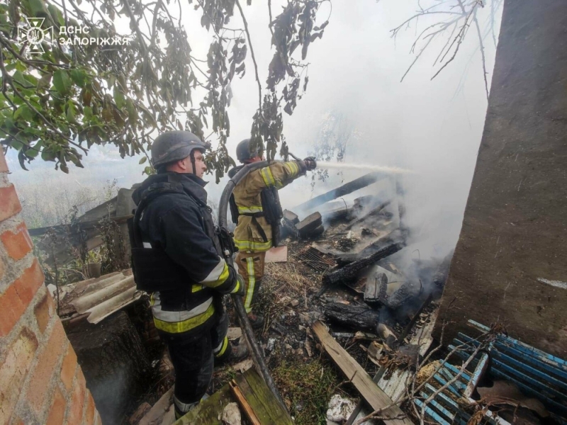У Запорізькій області обстріли спричинили займання двох ангарів, шести будинків і магазину