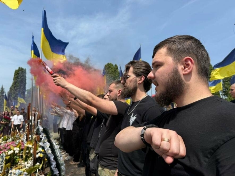 На похороні прозвучали улюблені пісні загиблого, люди прийшли у вишиванках: Тернопіль попрощався з молодим бойовим медиком (ФОТО, ВІДЕО)
