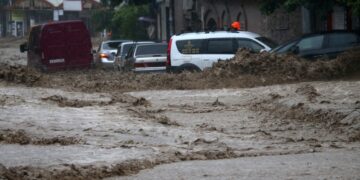 У Криму до кінця дня діятиме штормове попередження через зливи та сильний вітер – МНС РФ