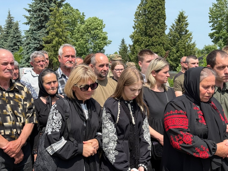 На похороні прозвучали улюблені пісні загиблого, люди прийшли у вишиванках: Тернопіль попрощався з молодим бойовим медиком (ФОТО, ВІДЕО)