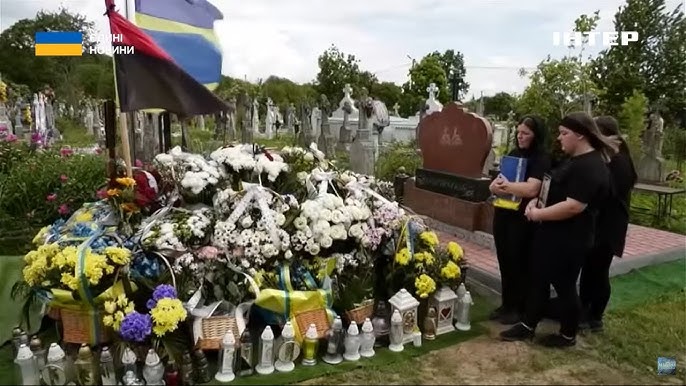 Бояться ходити на могилу: на Прикарпатті виник скандал через поховання воїна (ВІДЕО)