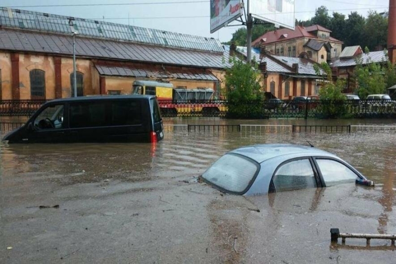 "Злива хлине потоками води прямо на авто, дощ і гроза вперіщать на тлі потужної спеки": нестримна негода пре в Україну