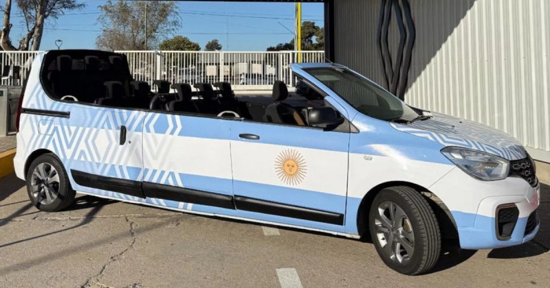 Renault перетворила фургон на дивний кабріолет-лімузин для екскурсій заводом