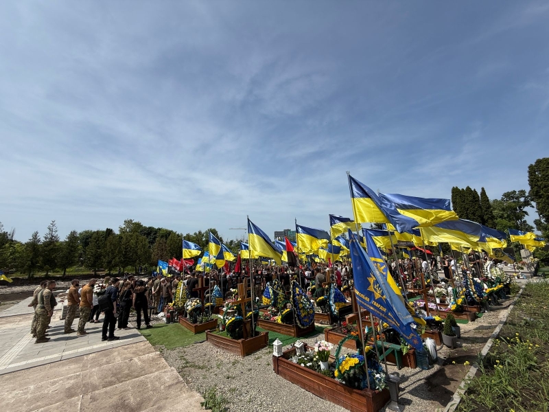 На похороні прозвучали улюблені пісні загиблого, люди прийшли у вишиванках: Тернопіль попрощався з молодим бойовим медиком (ФОТО, ВІДЕО)