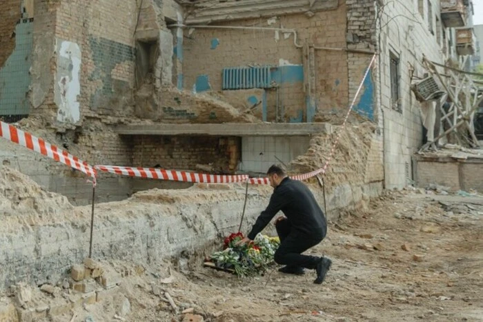 Зеленський вшанував памʼять загиблих у Соломʼянському районі Києва