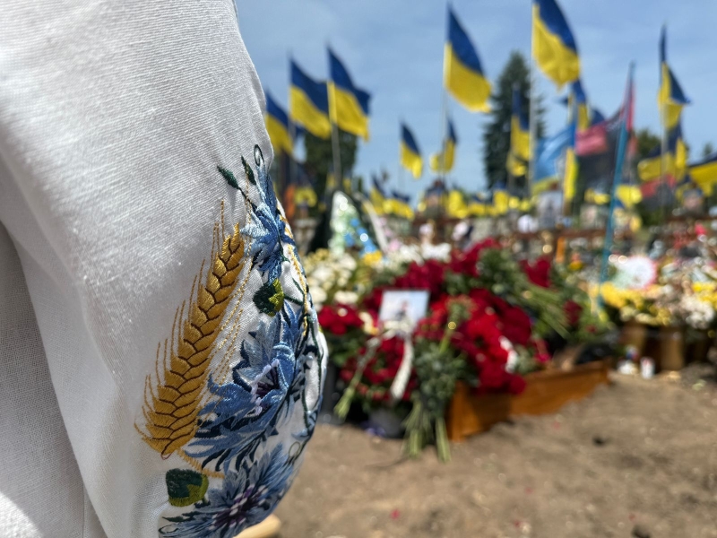 На похороні прозвучали улюблені пісні загиблого, люди прийшли у вишиванках: Тернопіль попрощався з молодим бойовим медиком (ФОТО, ВІДЕО)