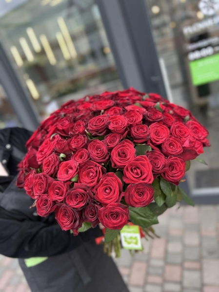 Великі букети троянд: коли почуття говорять гучніше за слова