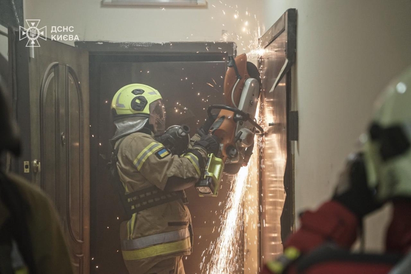 Нічна масована атака на Київ: троє загиблих, рятувальні роботи тривають (фото)