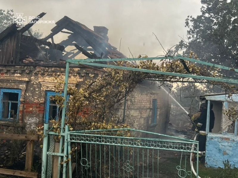 У Запорізькій області обстріли спричинили займання двох ангарів, шести будинків і магазину