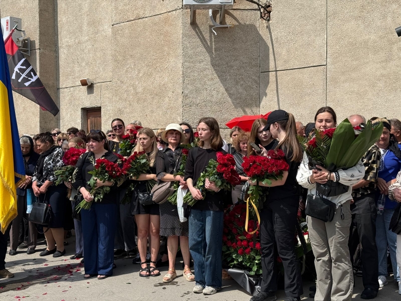 На похороні прозвучали улюблені пісні загиблого, люди прийшли у вишиванках: Тернопіль попрощався з молодим бойовим медиком (ФОТО, ВІДЕО)