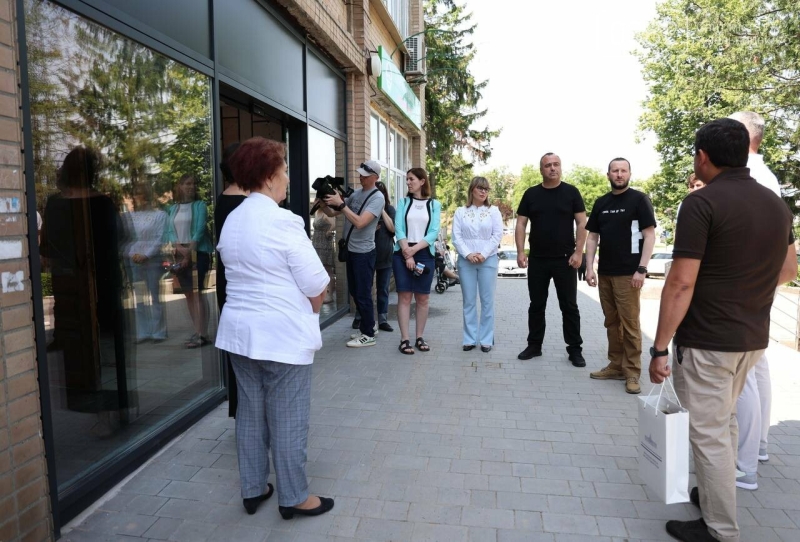 На Хмельниччині облаштували безбар’єрну вхідну групу до корпусу обласної лікарні