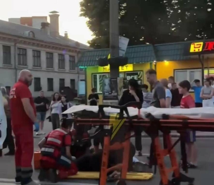 ДТП на проспекті Бандери: постраждав мотоцикліст, рух обмежено