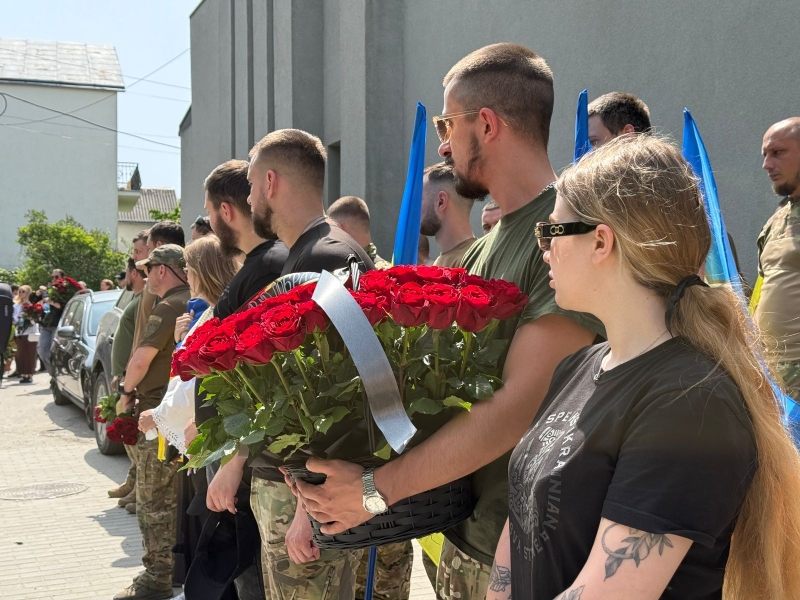 На похороні прозвучали улюблені пісні загиблого, люди прийшли у вишиванках: Тернопіль попрощався з молодим бойовим медиком (ФОТО, ВІДЕО)