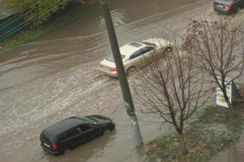 "Гроза та дощ накриють Прикарпаття потоками води прямо завтра": синоптики сказали, коли припиниться потужна злива