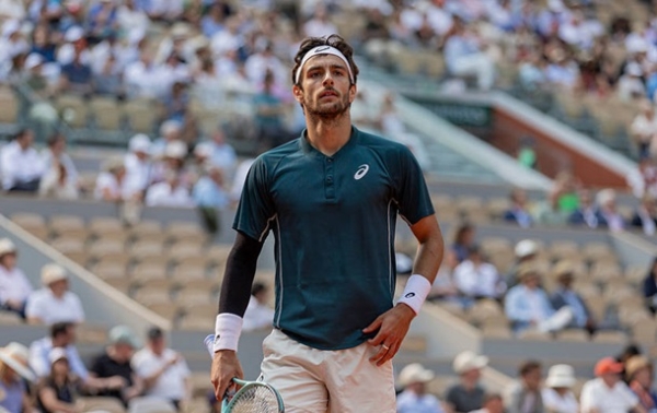 Незручний момент на Ролан Гаррос: тенісист влучив у суддю Незручний момент на Ролан Гаррос: тенісист влучив у суддю