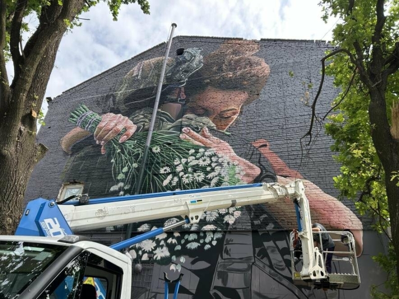 «Чекай мене»: відомий український мураліст створює у Запоріжжі новий мурал, - ФОТО