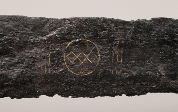 У Нідерландах знайшли рідкісний тисячолітній меч з символами вірності