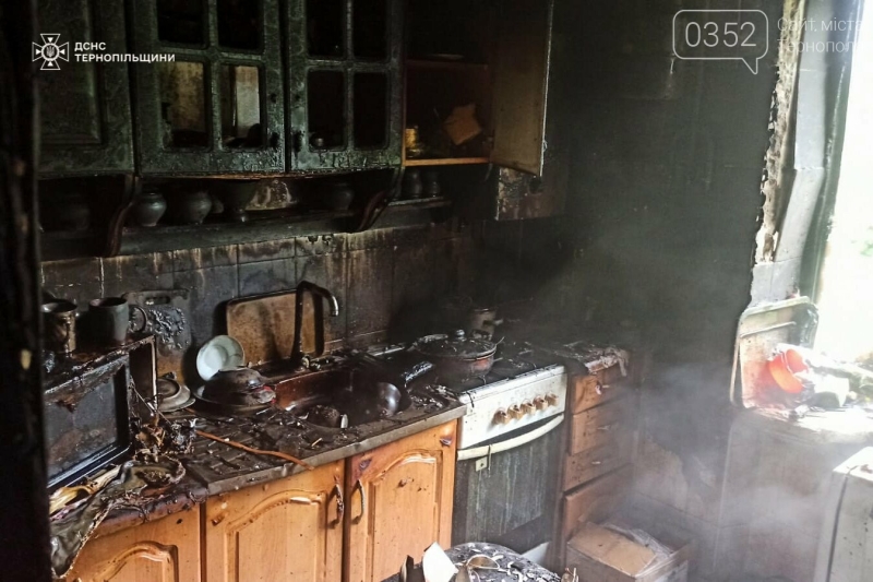 Масштабна пожежа з потерпілими на Тернопільщині, людей евакуйовували з будинку (ФОТО)