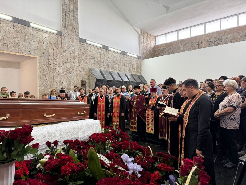 На похороні прозвучали улюблені пісні загиблого, люди прийшли у вишиванках: Тернопіль попрощався з молодим бойовим медиком (ФОТО, ВІДЕО)