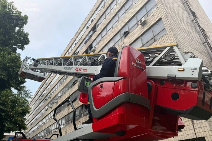 В одному із вищих навчальних закладів столиці сталася пожежа (фото)