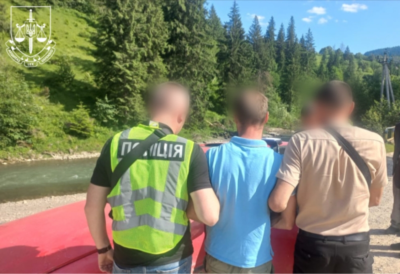Ховав долари під капотом: на Верховинщині затримали переправника чоловіків за кордон (ФОТО)