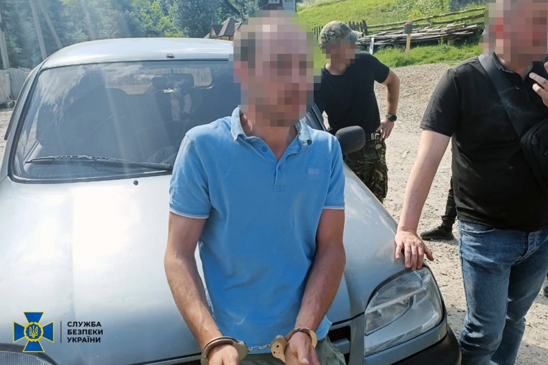 Ховав долари під капотом: на Верховинщині затримали переправника чоловіків за кордон (ФОТО)