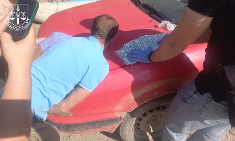 Ховав долари під капотом: на Верховинщині затримали переправника чоловіків за кордон (ФОТО)