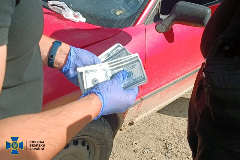 Ховав долари під капотом: на Верховинщині затримали переправника чоловіків за кордон (ФОТО)