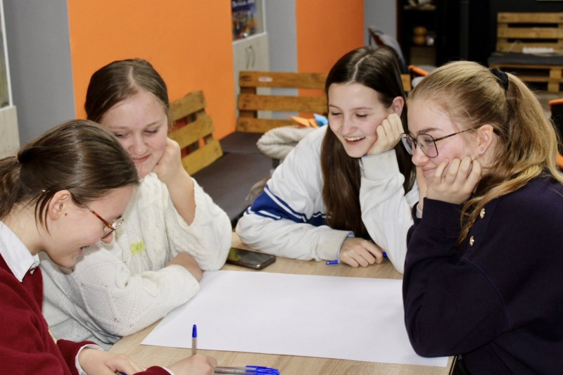 Із резервуарами для збору дощової води: підлітки працюють над проєктом громадського простору у Франківську (ФОТО)