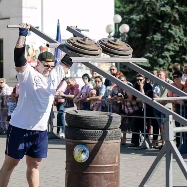 Колесо Сансари та перевірка на людяність: як маріупольський стронгмен Чувак вижив у полоні