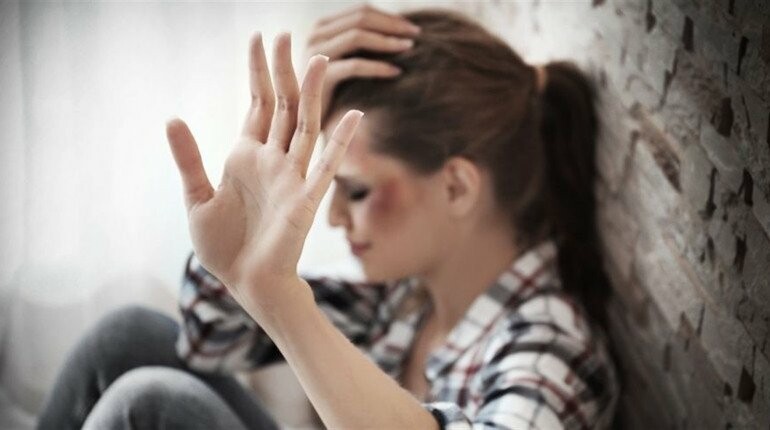 Конфлікт у крамниці переріс у злочин: у Миколаєві чоловік жорстоко побив співмешканку