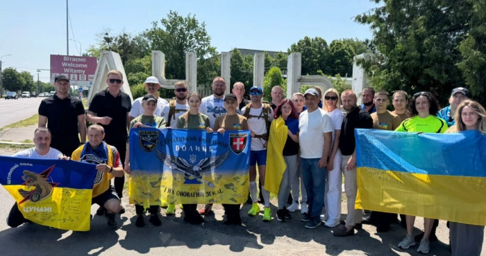Лучани зустріли ветеранів, які йдуть пішки з Нідерландів до Києва
