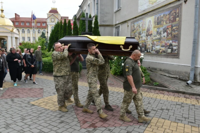 Луцька громада попрощалася із захисником України Миколою Кінахом