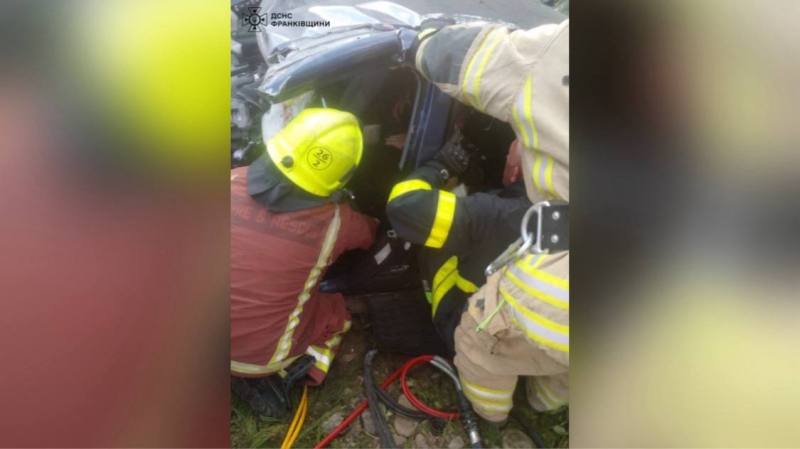 На Франківщині у ДТП водія затиснуло у салоні: його госпіталізували (ФОТО)