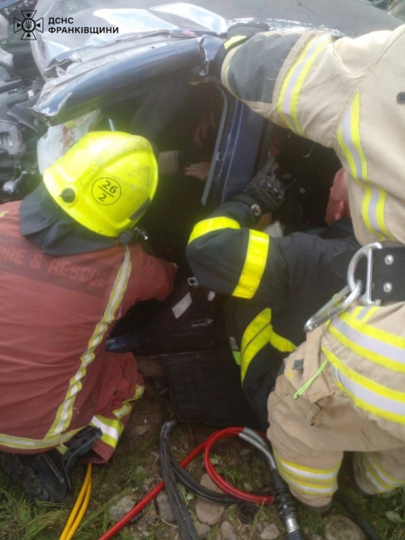 На Франківщині у ДТП водія затиснуло у салоні: його госпіталізували (ФОТО)