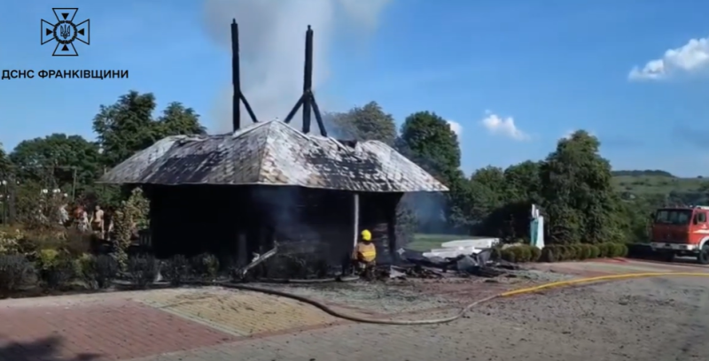 На Коломийщині горіла дзвіниця церкви Пресвятої Трійці (ВІДЕО)