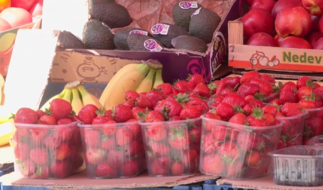 На рівненському ринку висока ціна на ягоди