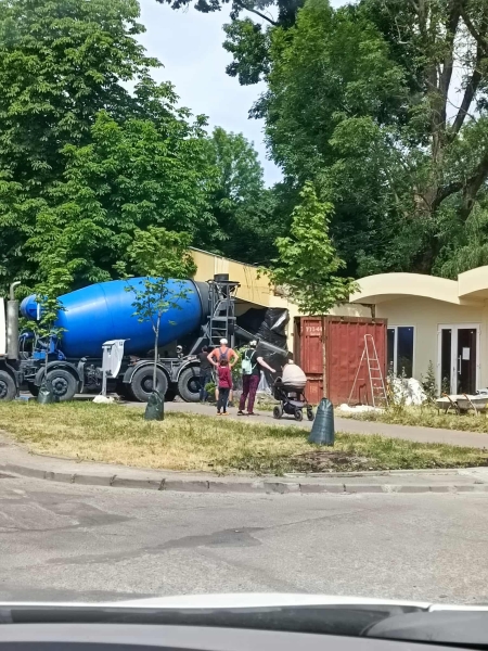 Немає стосунку до “загадкових” МАФів: біля Квіткового ринку зводять торгову конструкцію з погодженнями