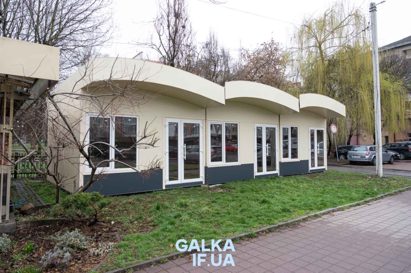 Немає стосунку до “загадкових” МАФів: біля Квіткового ринку зводять торгову конструкцію з погодженнями