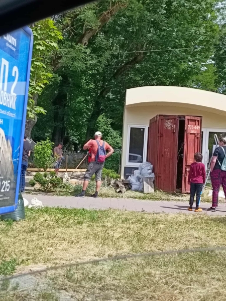 Немає стосунку до “загадкових” МАФів: біля Квіткового ринку зводять торгову конструкцію з погодженнями